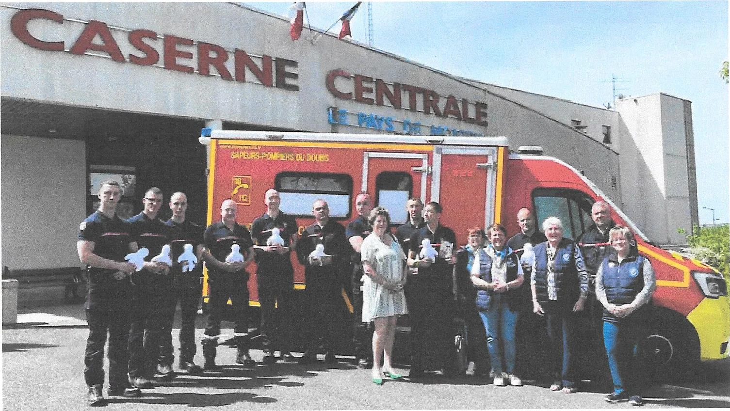 le lunidi 27 avril, notre club kiwanis pays de Montbéliard a remis 30 poupées kiwanis ainsi que 30 boîtes de feutres lavables à la caserne des pompiers en présence de Mrs Raspiller ET Gomard, ainsi que de plusieurs sapeurs pompiers volontaires. Ces poupées en coton blanc sont destinées aux enfants pris en charge par les secours. Elles permettent d'apaiser les plus jeunes lors de leur transport ou de leur séjour à l'hôpital, tout en falicitant le dialogue avec les soignants et les équipes de secours. Les enfants peuvent notamment dessiner sur la poupée pour exprimer leurs émotions ou mieux comprendre les soins qui leur sont prodigués. En remettant ces poupées aux pompiers, nous sommes fières de les associer à un mouvement qui dépasse nos frontières et par cette action, nous pousuivons notre engagement en faveur des enfants du territoire.