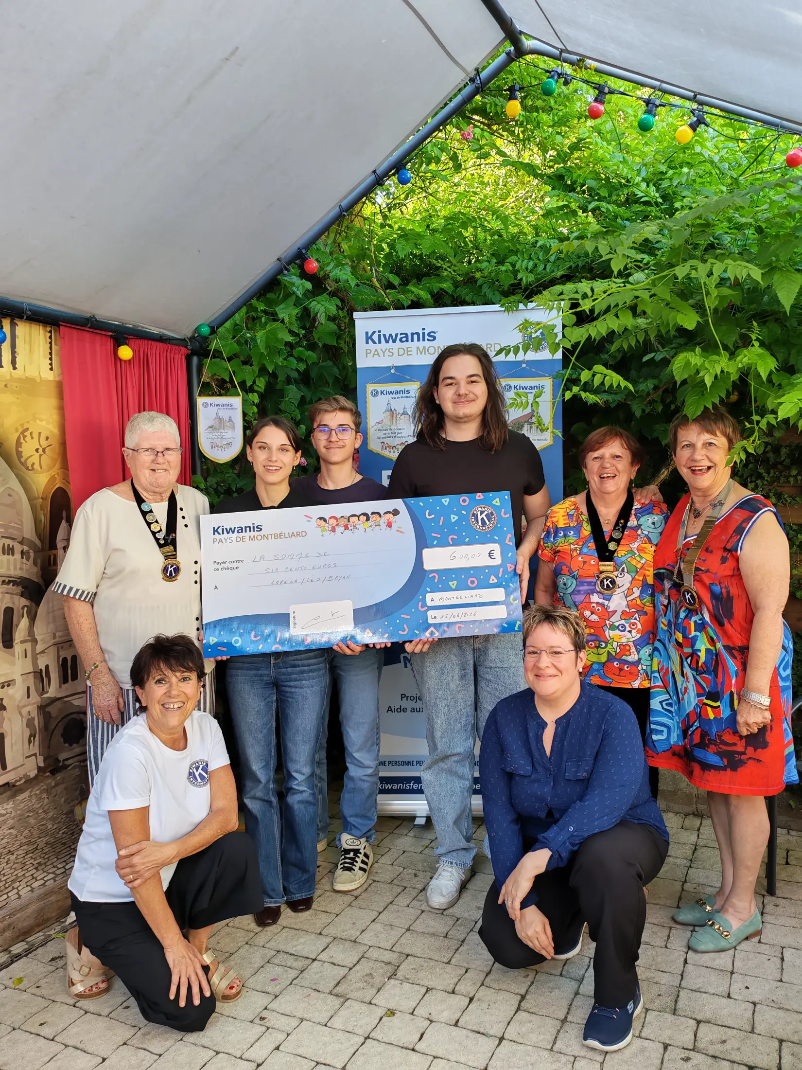 remise de chèques en présence de 5 membres de notre club kiwanis pays de montbéliard